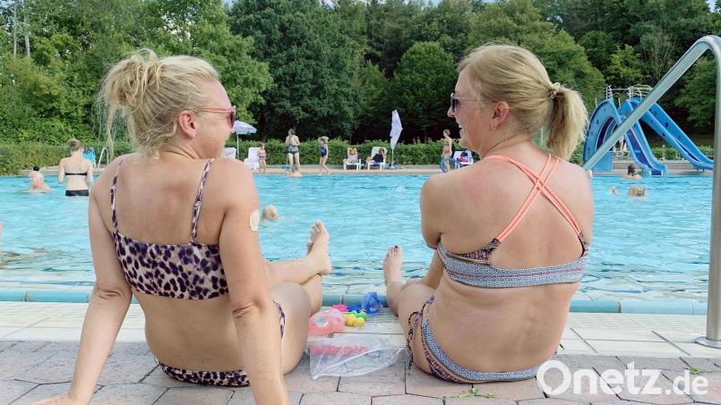 Am Beckenrand des Freibads in Windischeschenbach lässt es sich gut aushalten. Die beiden Frauen genießen die letzten schönen Tage, bevor das Bad am Freitag schließt. Bild: Gabi Schönberger