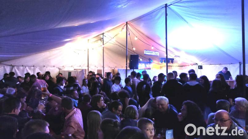 Ein Sommernachtsfest im Zelt feierte die Landjugend Tröbes mit zahlreichen Gästen. DJ Mike bot Musik für jeden Geschmack. Bild: gi
