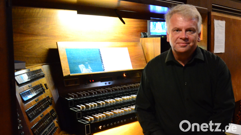 Marek Stefański vor der Eisenbarthorgel von St. Josef, deren Klang ihn sehr beeindruckte. Bild: Kunz
