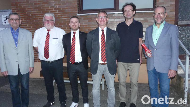 Zweiter Bürgermeister Karl Lorenz (rechts) und Stadtverbandsvorsitzender Dieter Kies (links) gratulieren (von links) Matthias Haberberger, Michael Brüchner, Thomas Mikolei und Ulrich Hesl zur Wiederwahl. Bild: rn
