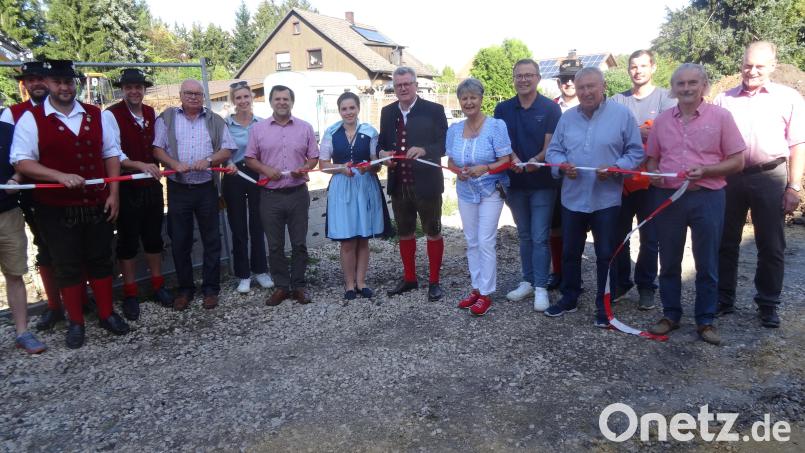 Das Band ist zerschnitten: Eine symbolische Geste von Bürgermeister Michael Göth beim Empfang für die Kirwaleut&#039; und weitere Gäste an der Hammerphilippsburg. Bild: hka