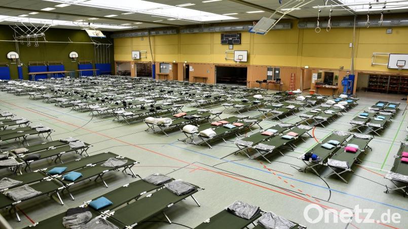 Die Notunterkunft in der GMG-Turnhalle am Tag vor der Ankunft der ersten Flüchtlinge aus der Ukraine. Ab September sollen hier wieder Kinder Sport treiben. Archivbild: Petra Hartl