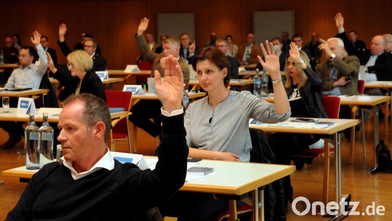 Eine Abstimmung im Amberger Stadtrat, der während der Coronakrise im ACC getagt hatte. Auch über die Gründung des Vereins „Wirtschaftsraum Amberg“ soll nach der Sommerpause der Stadtrat entscheiden und damit ein deutliches Signal setzen. Archivbild: Stephan Huber