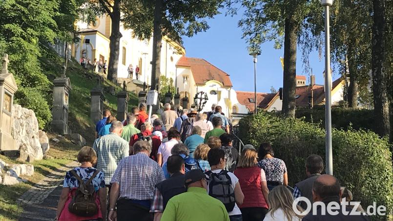 Beim Aufstieg zur Kreuzbergkirche in Pleystein haben die Wallfahrer bereits das Ziel vor Augen. Bild: kki