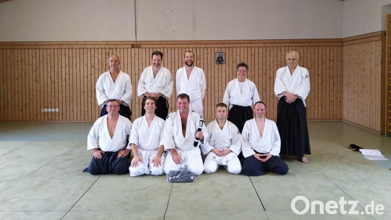 Sergej Rudakovski (vorne Mitte) vom Stiftland Aikido bestand die Prüfung zum 1. Dan und ist damit Aikido-Meister. Bild: Rainer Lekien/exb