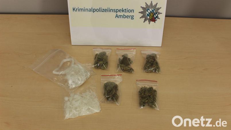 Die von der Polizei, die eigentlich wegen eines gestohlenen Rads gekommen war, gefundenen und sichergestellten Drogen: Crystal Meth und für den Verkauf portioniertes Marihuana. Der mutmaßliche Dealer, ein 37-Jähriger, sitzt in Untersuchungshaft. Bild: Kriminalpolizeiinspektion Amberg/exb