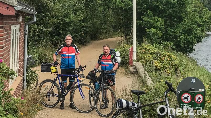 Der 69-jährige Leo Standfest (links) und der 64-jährige Herbert Schwamberger vom Radlertream Bärnau bei der Endetappe ihrer zwölftägigen Fahrradtour: Die dänische Grenze. Vom Allgäu bis zum Ziel legten sie rund 1200 Kilometer zurück. Bild: Leo Standfest/exb