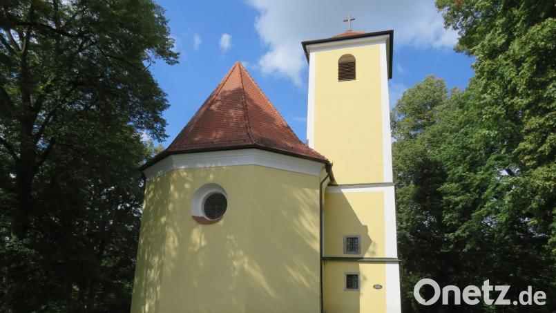 Wie ein Kleinod steht die Mutter-Anna-Kirche in Mühlberg zwischen den Bäumen. Bild: adj
