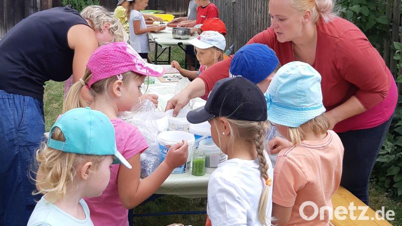 Inessa Maure (rechts) und Silvia Kleber kümmern sich um den Nachwuchs beim Ferienprogramm im Pfarrgarten. Bild: fjo