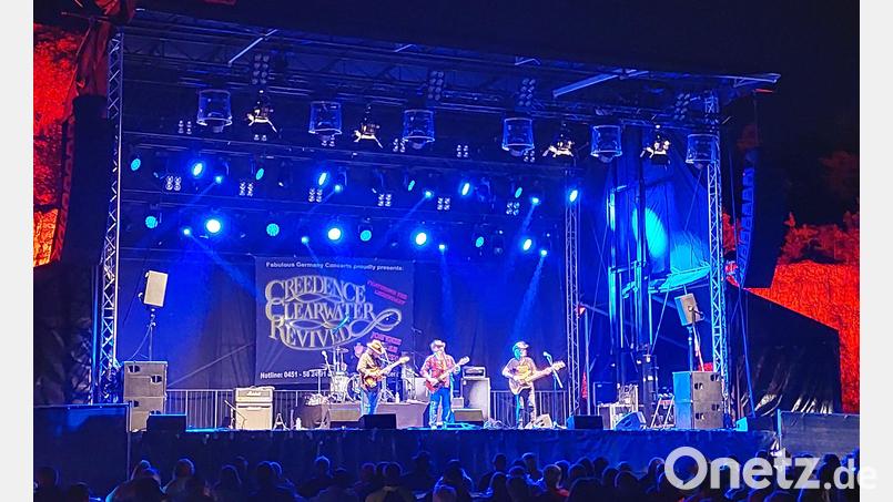 Vor den rot angestrahlten Felsen steht die Bühne in der Steinbruch-Arena in Burglengenfeld. Bild: jua