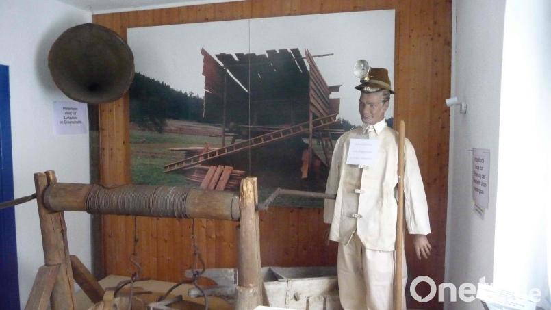 Bis in die 1960er-Jahre des vorigen Jahrhunderts holten Bergleute zwischen Neukirchen und Königstein Farberde auch aus größeren Tiefen. Originalteile ihrer eher primitiven Ausrüstung zeigt die Ockerstube, die am Sonntag, 11. September, zum letzten Mal öffnet. Bild: wsl