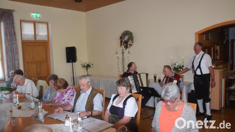 Der Vorsitzende des Oberpfälzer Volksliedkreises, Leonhard Bayerl (stehend), lässt die Teilnehmer singen. Bild: fz