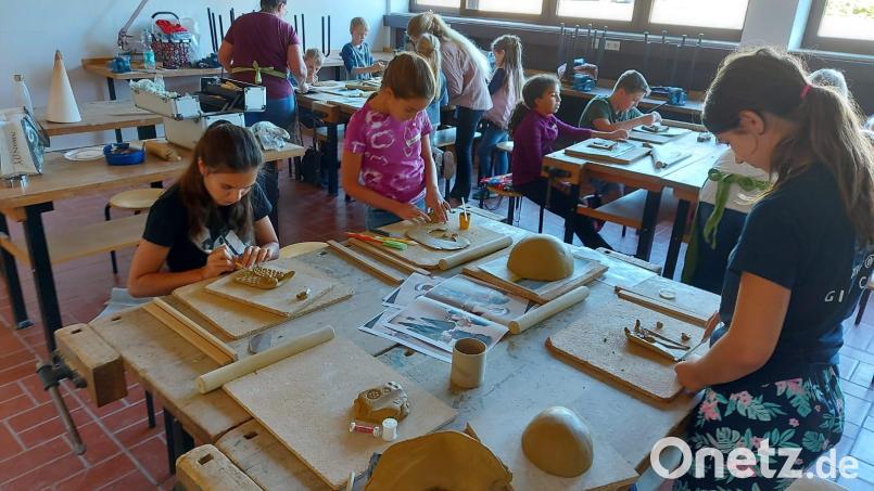 Windischeschenbacher Kinder töpfern im Ferienprogramm Vogeltränken und formen Tiere. Bild: Petra Roland/exb