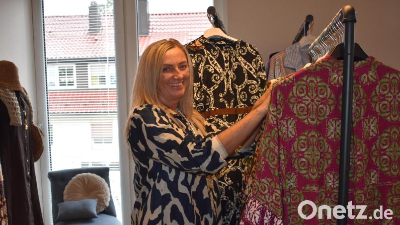 Birgit Konz zeigt die neue Herbstware auf den Kleiderständern in den neuen Räumlichkeiten von &quot;Romantic Lifestyle&quot;. Der Online-Shop mit Lagerverkauf in Friedenfels verkauft Mode aus Italien. Bild: lue
