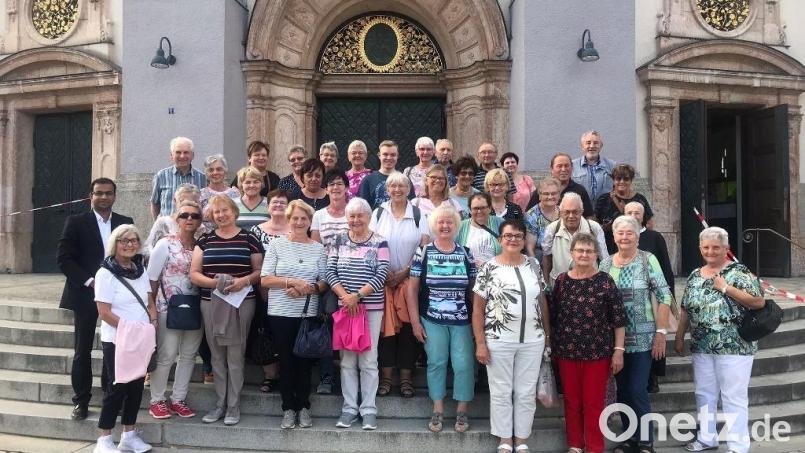 Die KAB Ebnath und das Seniorenwerk hatten zur Wallfahrt nach Altötting eingeladen. Das Bild zeigt die Pilgergruppe zusammen mit Pfarrer Anish George (links). Bild: soj