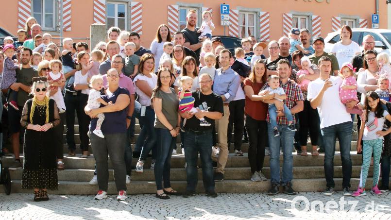 CSU, Frauen-Union und die Junge Union überreichen am Flosser Marktplatz bei einem kleinen Fest an 50 junge Familien das Baby-Begrüßungsgeld für die vergangenen beiden Jahre. Bild: lst/exb