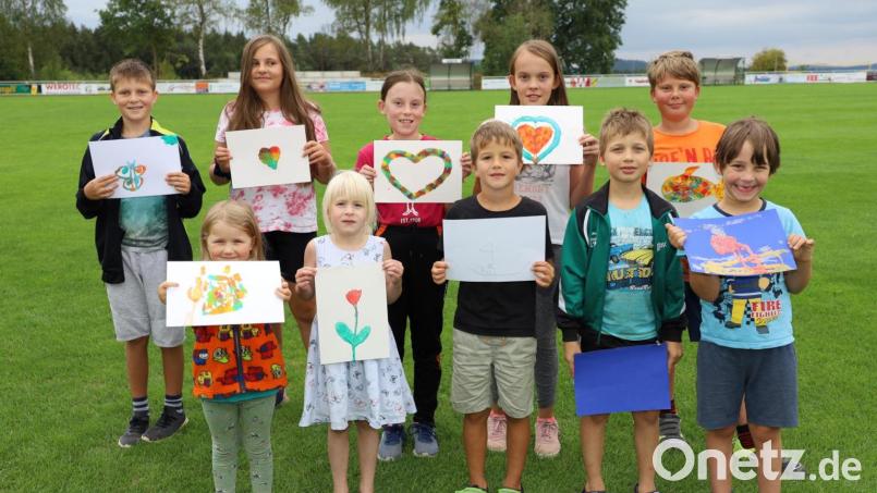 Die stolzen Künstler im Ferienprogramm Guteneck mit ihren Kunstwerken aus Salz und Farbe. Bild: Ulrike Kiendl/exb