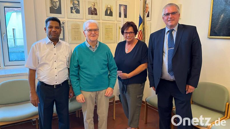 Stadtpfarrer Pater Georg (l.), Bürgermeister Richard Tischler (r.) und Gerdi Gradl bedankten sich bei Helmut Butz für dessen Engagement im Bereich der Seniorenarbeit. Bild: Arnold Kimmerl/exb