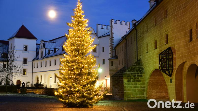 Wie hier in Amberg ist es in vielen Orten in Bayern Tradition - ein beleuchteter Weihnachtsbaum. In Peiting (Oberbayern) verzichtet der Gemeinderat nun darauf - wegen der Energiekosten. Symbolbild: Petra Hartl