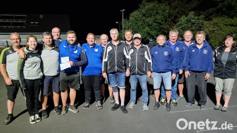 Die besten Teams eines abendlichen „Brotzeit-Turniers“ auf der Anlage der Sportfreunde Kondrau. Bild: kro