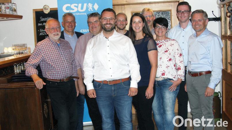 Den Ortsverband der Falkenberger CSU leitetet weiter Matthias Grundler (Vierter von links). Stellvertreter wurden Alexandra Hasenfürter (Dritte von rechts), Herbert Bauer (links) und Hubert Schedl (Dritter von links). Zu Gast bei der Jahreshauptversammlung waren unter anderem auch MdL Tobias Reiß (rechts) und Landrat Roland Grillmeier (Zweiter von links). Bild: wro