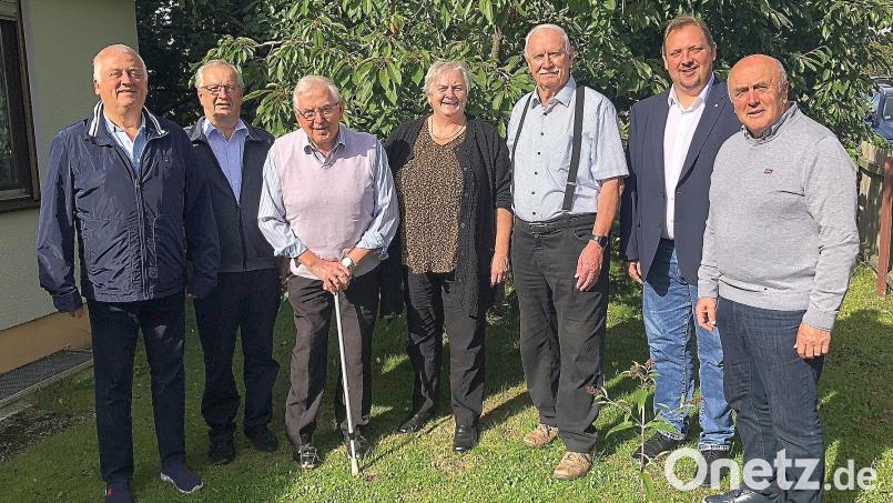 Wolfgang Erhart (Dritter von rechts) feierte seinen 80. Geburtstag. Er freute sich über viele Glückwünsche, unter anderem von Seniorenbeauftragtem Gerhard Weber und Zweitem Bürgermeister Mario Rabenbauer (von rechts). Außerdem gratulierten (von links) Hilmar Wollner, Willibald Reindl, Ehrenmesner Gerhard Braun und Angela Burger. Bild: wro