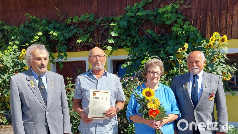 Vorsitzender Wolfgang Richthammer (von links) ehrt Ludwig Ram, hier zusammen mit Ehefrau Rita, für seine Treue zu den Reservisten. Vorstandsmitglied Martin Wendl gratuliert. Bild: re