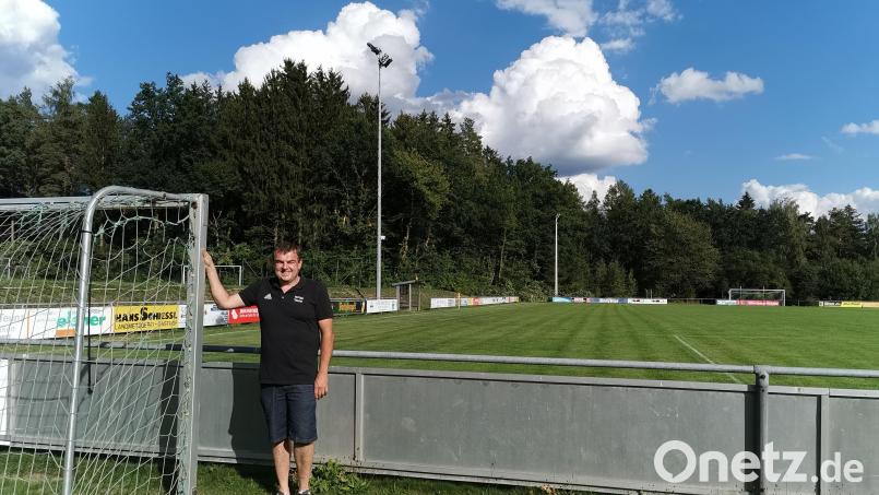 Stephan Gäbl, Vorsitzender der SpVgg Teunz, freut sich über das neu installierte LED-Flutlicht in der TGW-Arena. Bild: Portner