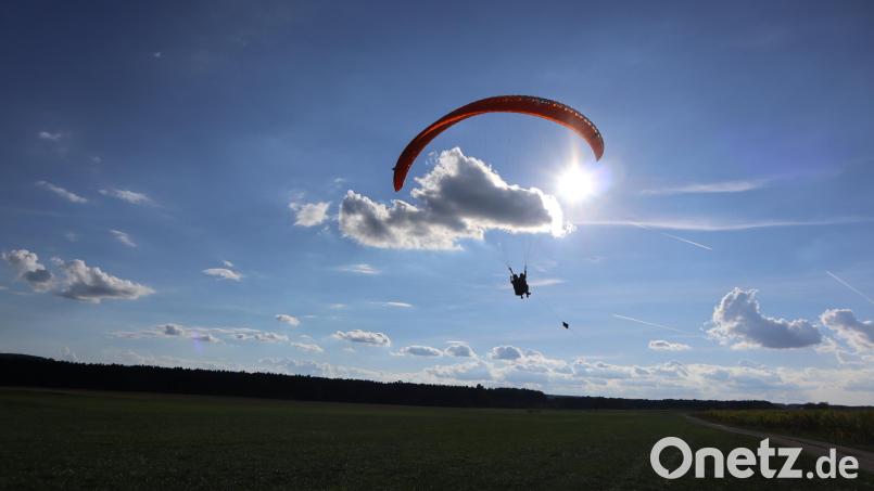 Die Gleitschirmflieger sind nicht mehr vom Himmel über Fensterbach weg zu denken. Bild: Karl Ruhland/exb