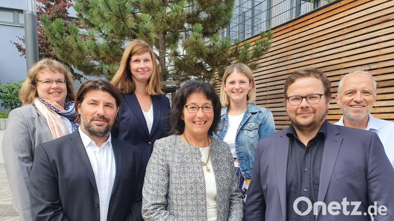 Im neuen Schuljahr gibt es personelle Veränderungen an der Naabtal-Realschule: (von links) Elisabeth Schneider, Christian Reisinger, Rosmarie Selch-Luber, Hannelore Reil-Heining, Anne Bräuer, Alexander Frey, Matthias Sitzmann. Bild: Johann Vollath/exb