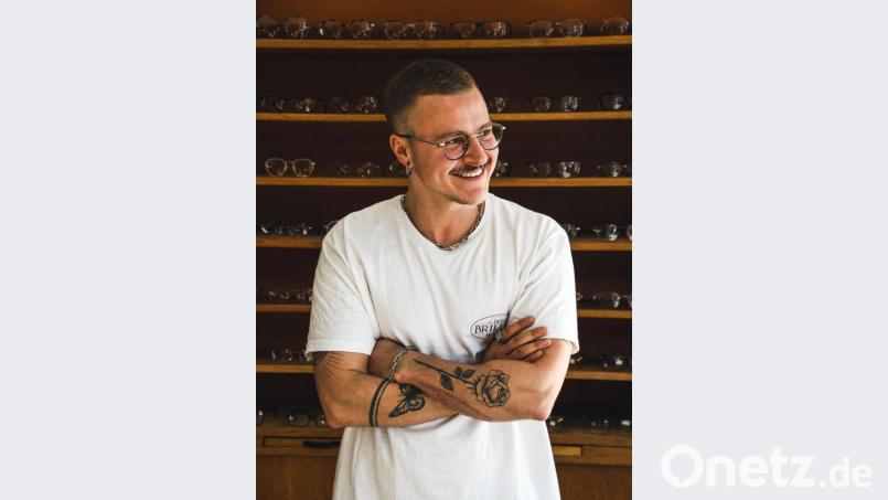 Adrian Gräbner redet im Podcast-Studio von Oberpfalz-Medien über sein Lebens als (Trans-)Mann. Die Moderatorinnen sind Wiebke Elges und Celina Rieß. Bild: Jana Linß