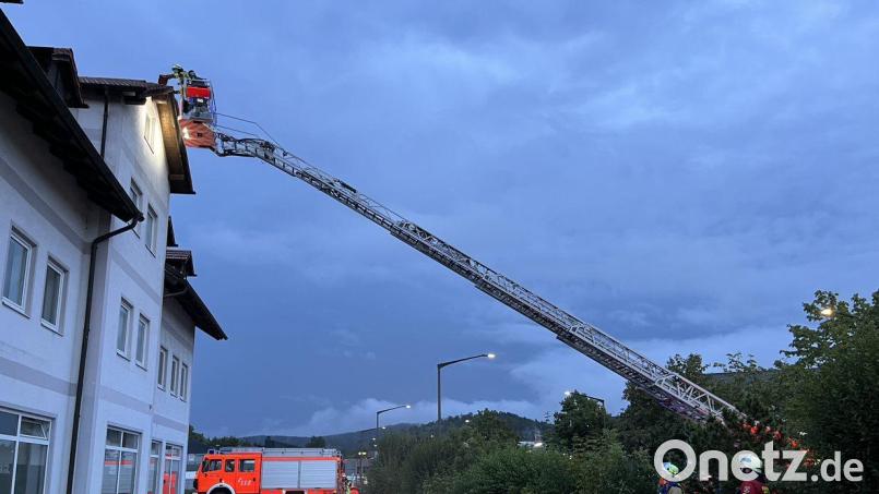 Nach einem Blitzeinschlag geriet ein Dachstuhl in Cham in Brand. Bild: Kreisbrandinspektion Cham