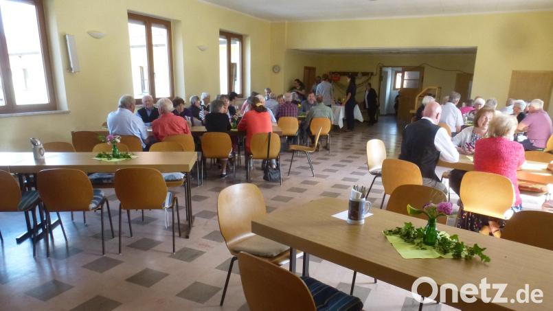 Der Pfarrsaal war gut besucht beim Pfarrfest der Pfarrgemeinde Schwarzhofen. Bild: mad