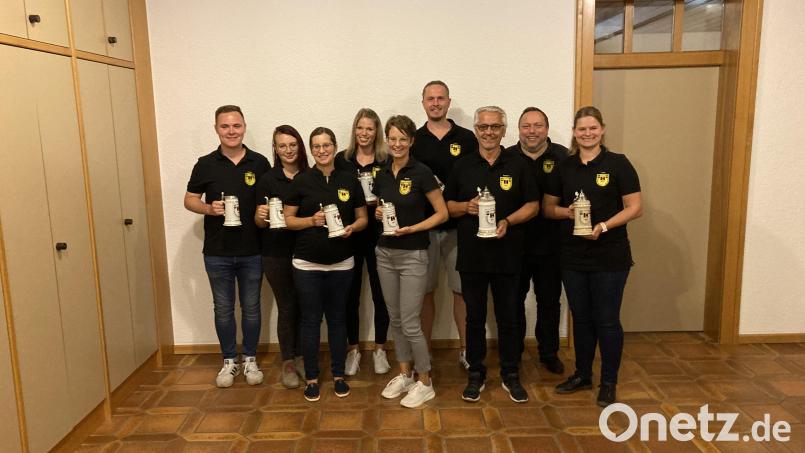 Beim Ehrenabend der Kolping-Fanfarengruppe ehrt Rainer Dobmeier (Zweiter von rechts) unter anderem Philipp Kleber, Maria Uhlemann, Franziska Ebnet, Anna Lang, Anna Straßburger, Matthias Kraus, Norbert Dobmeier und Lydia Gschrey (von links) Bild: Angelika Prem/exb