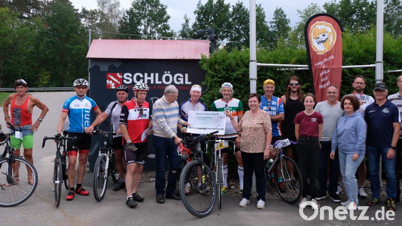Beim 18. Pirker Kreisel machten sich am Samstag 196 Teilnehmer auf den 29,5 Kilometer langen Rundkurs und legten gemeinsam die Gesamtstrecke von 12.715 Kilometer zurück. Dank der Sponsoren ersportelten sie so die Summe von 4250 Euro. Africa-Luz-Vorsitzender Dr. Dieter Dausch (5. von links) und Chef-Organisatorin Bärbel Birner (8. von links) nahmen den Spendenscheck dankend entgegen. Mit im Bild der Kreisel-Gründer Josef Böller (4. von links). Bild: u