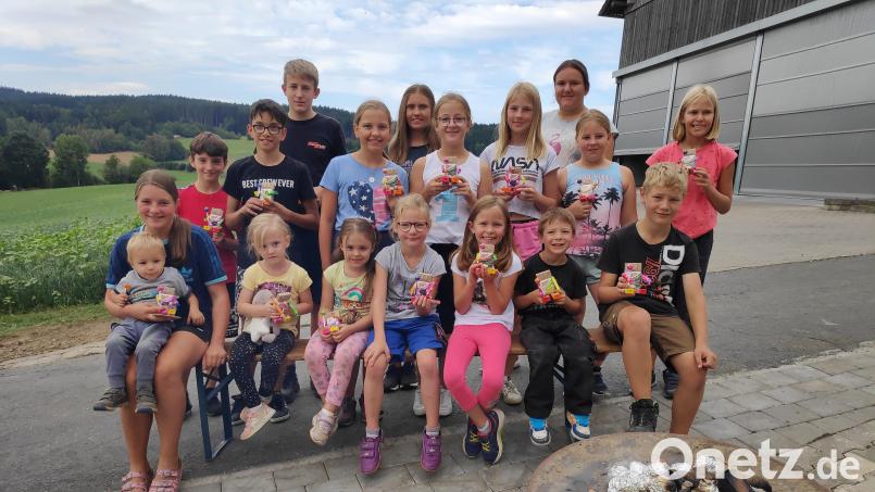 Gutscheine und Süßigkeiten erhielten die kleinen Züchter. Bild: Petra Zach/exb