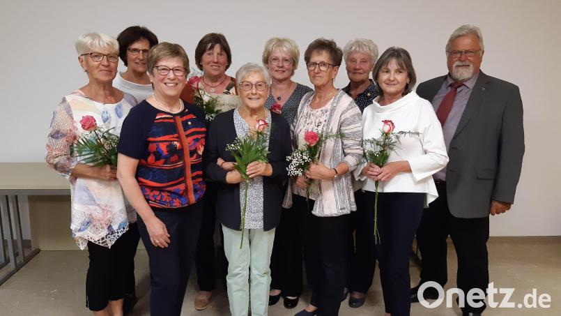 Der Frauenbund ehrt langjährige Mitglieder: (von links) Annegret Mittelmeyer, Karin Meiler, Anna Herreiner, Elisabeth Gilch, Erika Meiler, Pfarrer Pirner, Margit Konze, Rita Geiler, Maria Duschner, Angelika Röschl. Bild: Silvia Ippisch/exb