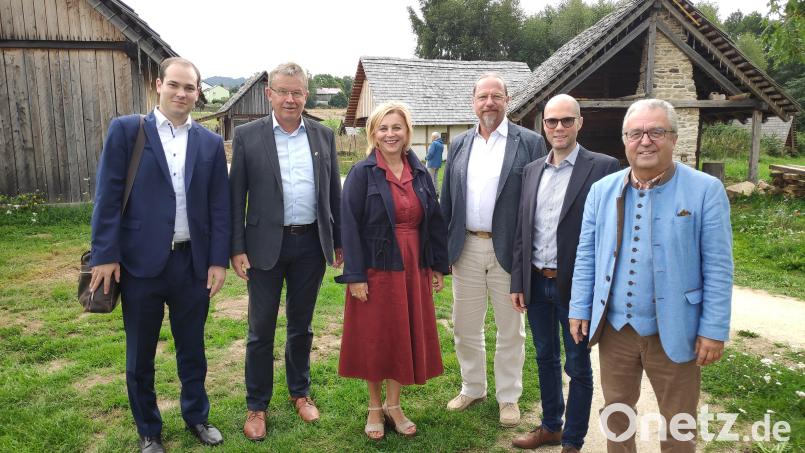 Hoher Besuch beim Verein Via Carolina-Goldene Straße: Die neue Generalkonsulin der Tschechischen Republik, Dr. Ivana Červenková, war auf Einladung des Vereins nach Bärnau gereist, um sich ein Bild von der Arbeit der bayerisch-tschechischen Einrichtung zu machen. Im Bild: (von links) Petr Janousek, Alfred Wolf, Dr. Ivana Červenková, Stefan Wolters, Václav Vrbík und stellvertretender Landrat Toni Dutz. Bild: awo