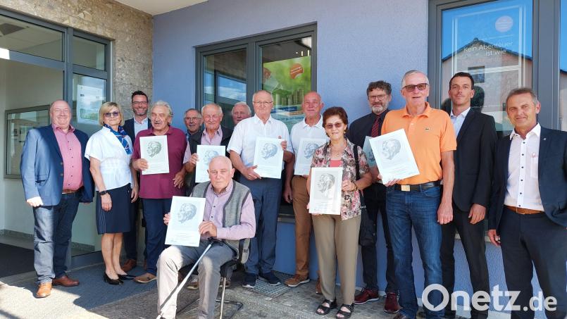 Vorstand Frank E. Kirchhof (links) mit seinen Mitarbeitern sagt den Mitgliedern Dank für ihre Treue zur Raiffeisenbank. Bild: gmü