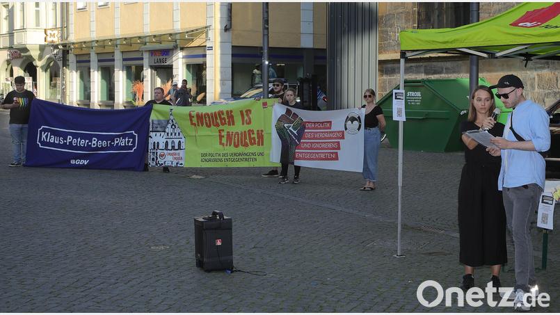 Eine Mahnwache gegen das Vergessen: Am 27. Jahrestag des gewaltsamen Todes von Klaus-Peter Beer in Amberg halten die Erinnerung an jenen Menschen wach, der sterben musste, weil seine Homosexualität zwei Neonazis nicht passte. Bild: Wolfgang Steinbacher