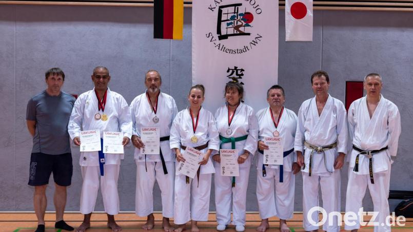 Die erfolgreichen Turnierteilnehmer und ihre Trainerr: Von links: Jörg van Deventer, Kemal Koupaoglou, Robert Lehne, Sabrina Baller, Agnes Heghenberger, Johann Stilp, Dittmar Weineck und Richard Horn . Bild: JOGGI HERTA