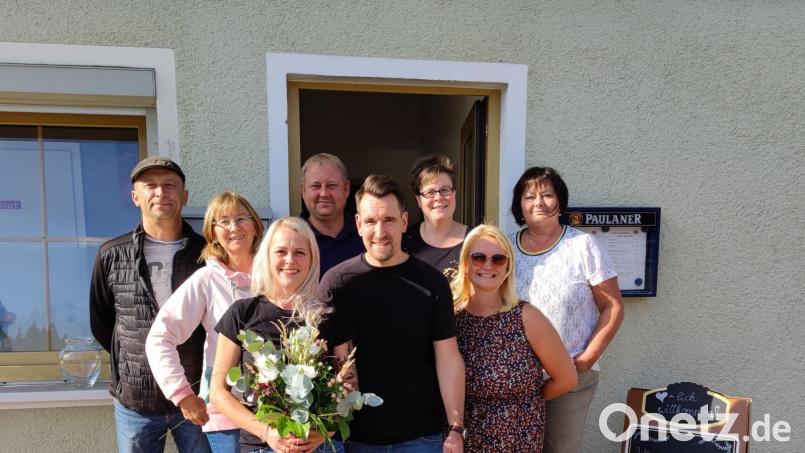 Markus und Nadine Kappauf (vorne) übernehmen das Vereinsheim &quot;es Haisl&quot; des Witzlasreuther Heimatvereins. Bild: ak