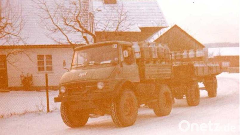 Das Foto vom 12er Fendt mit Gummiwagen war leider unauffindbar. Eine Aufnahme vom Unimog, beladen mit den Milchkannen lässt aber auch erahnen, wie damals das Zusammensammeln der Milch ablief. Bild: Archiv Karl Reger