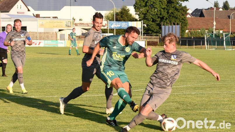 Vielleicht muss Mitterteichs Trainer Frantisek Nedbaly (Mitte, Szene aus der Partie gegen Röslau) auch in Großschwarzenlohe wieder selbst ran. Beim 0:3 in Stadeln war er mit dem Auftritt einiger Akteure überhaupt nicht einverstanden. Archivbild: Gebert