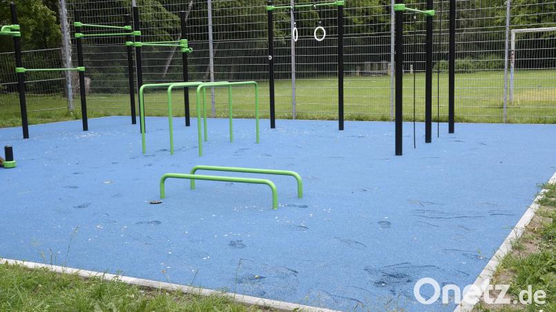 Calisthenics-Geräte (wie hier am Jugendzentrum Weiden) sollen auch zwischen Tennisplätzen und Trainingsplatz am Vorbacher Sportgelände einen Platz finden. Bild: Petra Hartl