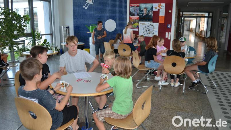 Jakob Gallersdörfer (vorderer Tisch) passte genau auf, dass beim Spiel um den Gesamtsieg die Karten richtig abgelegt werden. Bild: kki