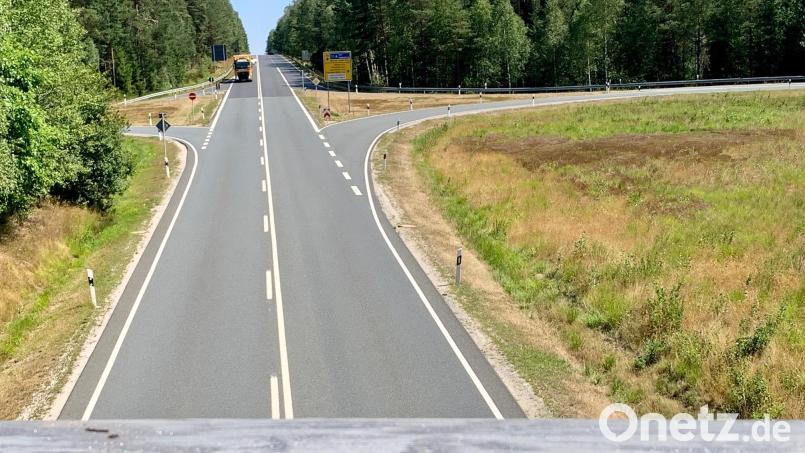 Ab 4. August wird an dieser Abzweigung auf der B 470 eine Baustelle eingerichtet. Der Verkehr Richtung Weiden kann fließen, aber in Richtung Pressath wird er über Erbendorf umgeleitet. Bild: Gabi Schönberger