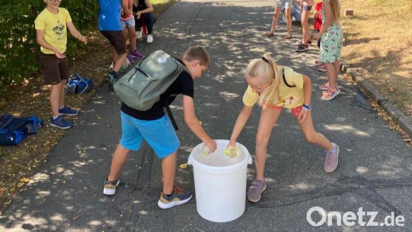 An verschiedenen Stationen müssen die Kinder Aufgaben bewältigen. Bild: Zeitler/exb