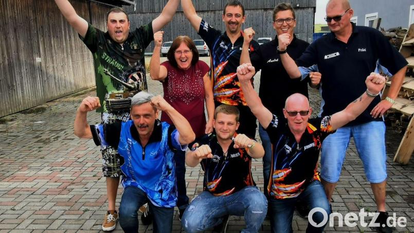 Dartchef Martin Bauer (rechts) gratuliert der zweiten Mannschaft um Teamchef Daniel Straubinger (links) bei einer Sommerparty zur Meisterschaft. Bild: gz