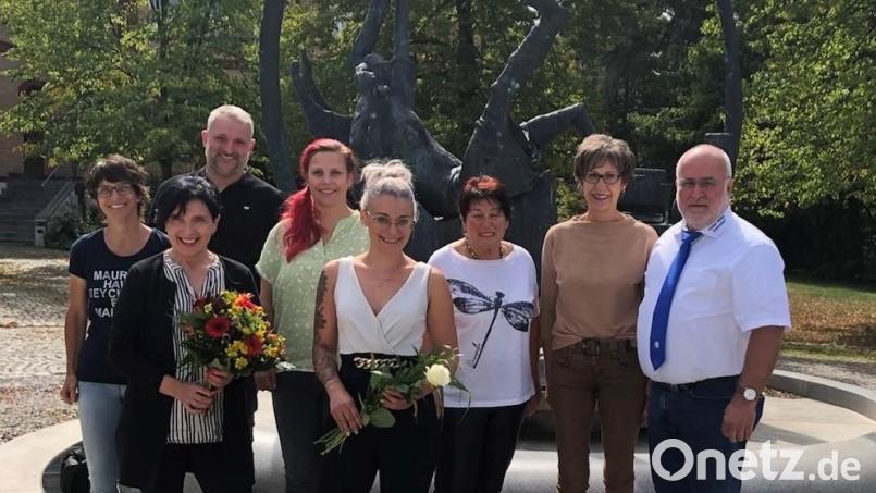 Lisa Hermann (Zweite von Links) erhielt den Goldenen Meisterbrief der Handwerkskammer Niederbayern-Oberpfalz. Bild: Claudia Mendel/exb